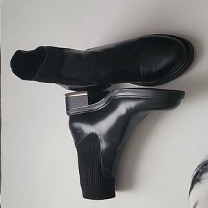 Zara ankle boots with stretch shaft.